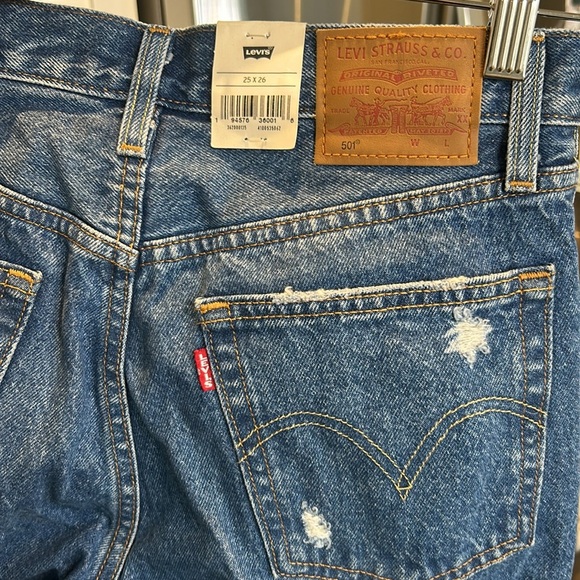 Levi’s 501 Button Fly High Waisted 
Distressed Cropped Jeans Paint Splatter Hem - Picture 8 of 16